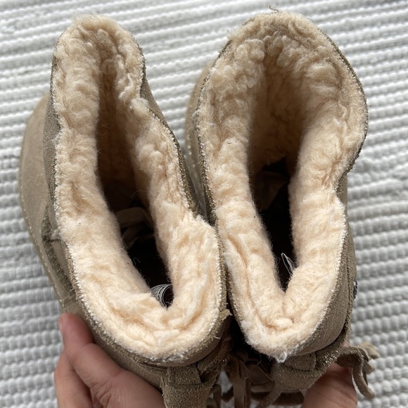 Youth BearPaw  boots size 3 Gold back tassels - Picture 3 of 7